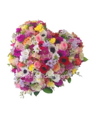 Cuore di fiori assortiti primaverili