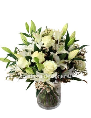 Mazzo di fiori di lilium e rose bianche o chiare