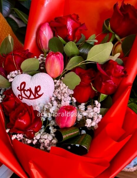 Mazzo di rose corte e tulipani